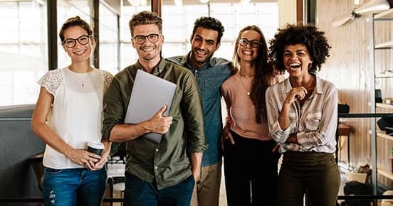 wiele-sciezek-w-it.jpg team programistów - Absolwenci kursów IT mają przed sobą wiele ścieżek rozwoju.
