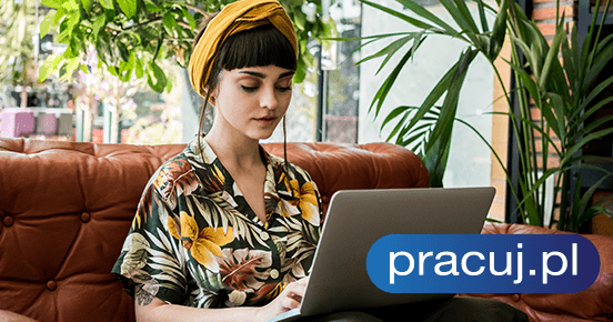 partner-pracujpl-wsparcie-w-szukaniu-pracy.png Młoda programistka z komputerem. Partner Pracuj.pl jako wsparcie w szukaniu pracy.