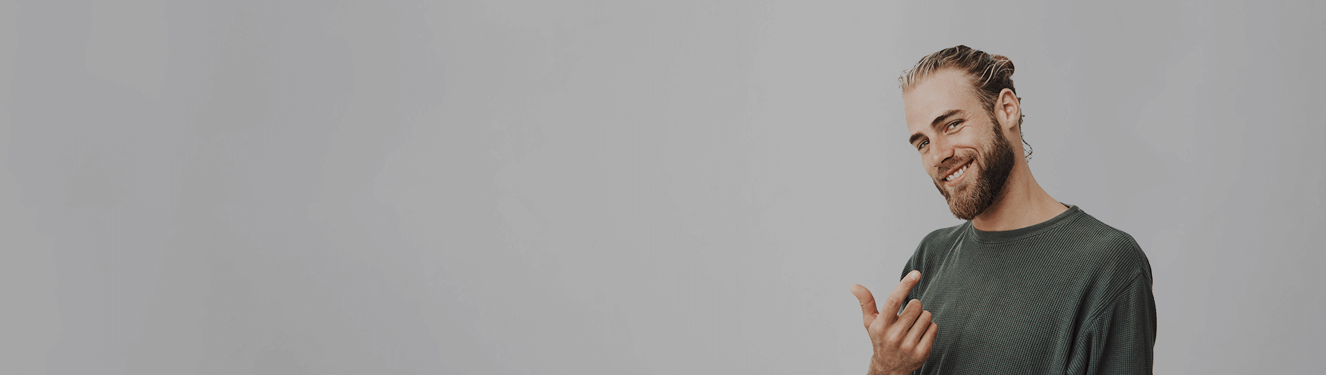 python-developer-header.png Uśmiechnięty mężczyzna - header kursu Python Developer