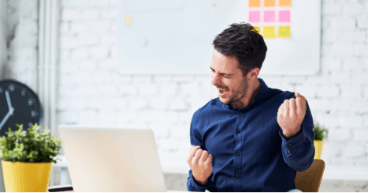 dlaczego-kurs-w-coderslab.png Mężczyzna z laptopem cieszy się z kursu w Coders Lab