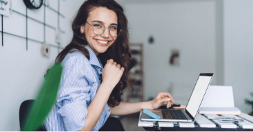 dla-kogo-kurs-w-coderslab.png Kobieta przed komputerem sprawdza, dla kogo jest kurs Coders Lab