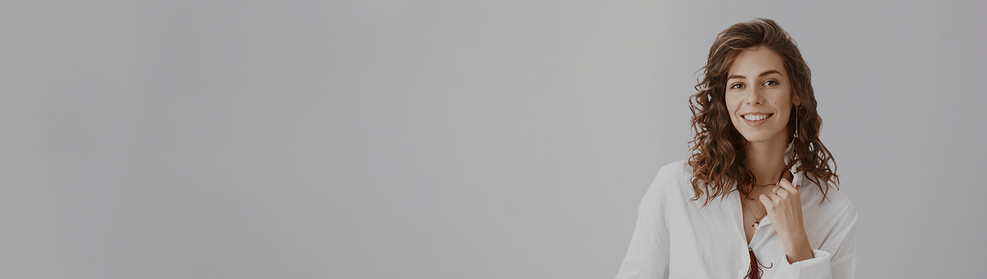 header kursu sql analiza danych.png Uśmiechnięta uczestniczka kursu SQL - Analiza Danych