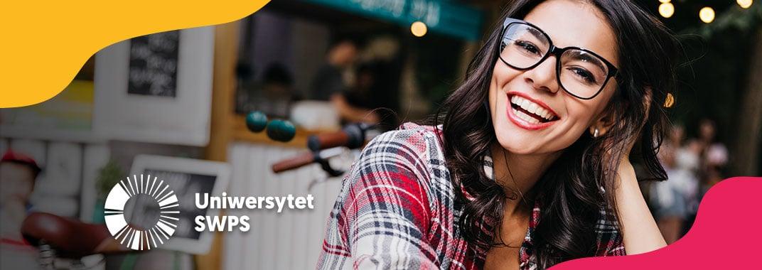 coders-lab-partnerem-uniwersytetu-swps Grafika z uśmiechniętą dziewczyną - współpraca Coders Lab z Uniwersytetem SWPS.