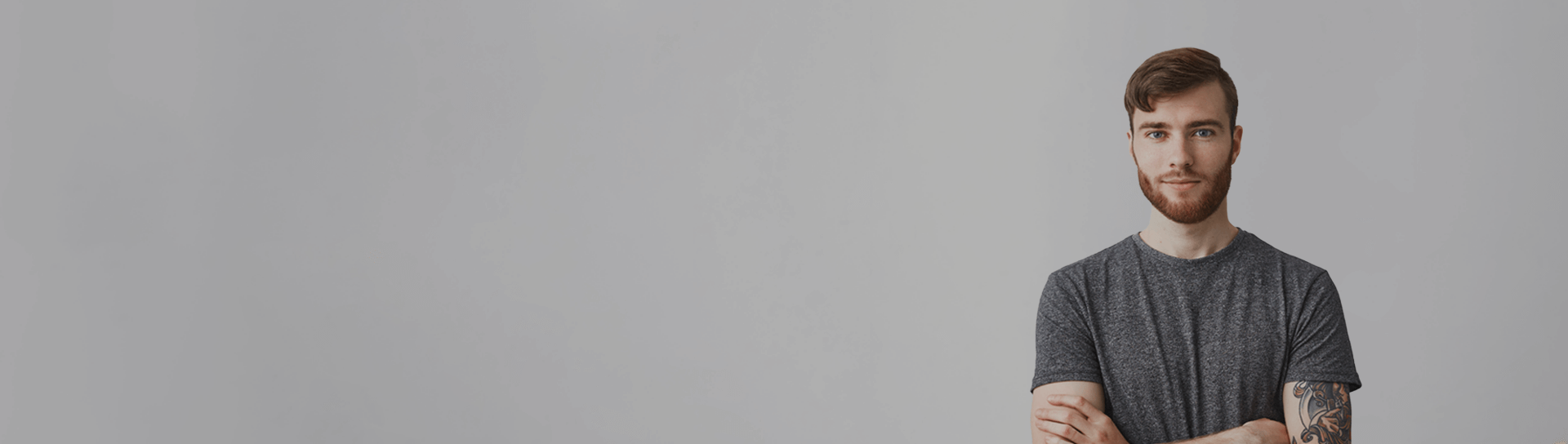 header-kurs-javascript-desktop.png mężczyzna programista na kursie javascript