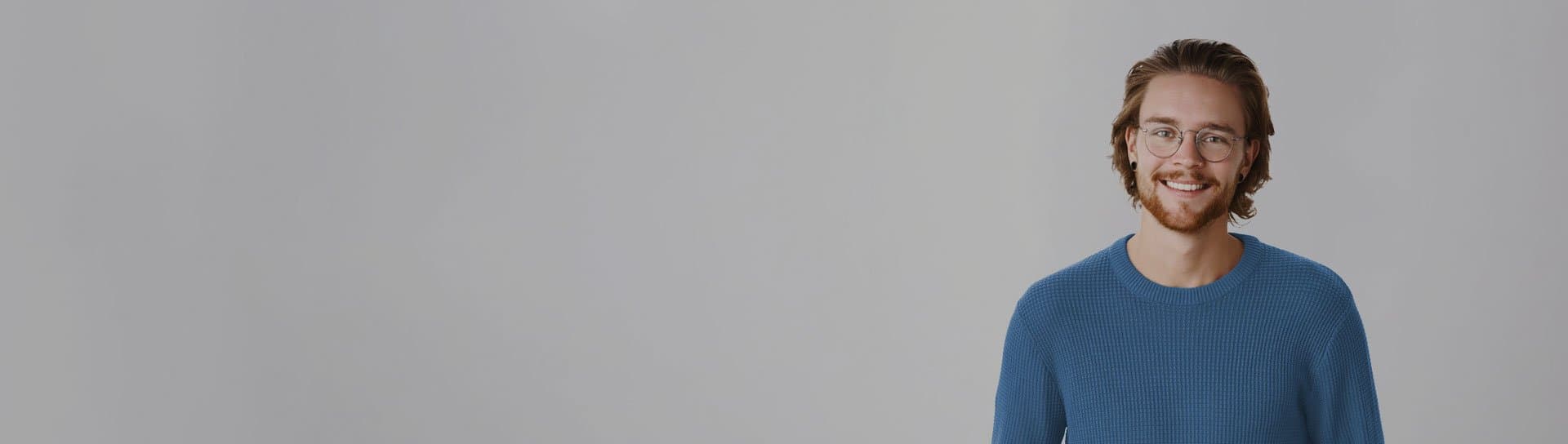 kurs SEO baner chłopak reprezentujący kurs SEO w CodersLab