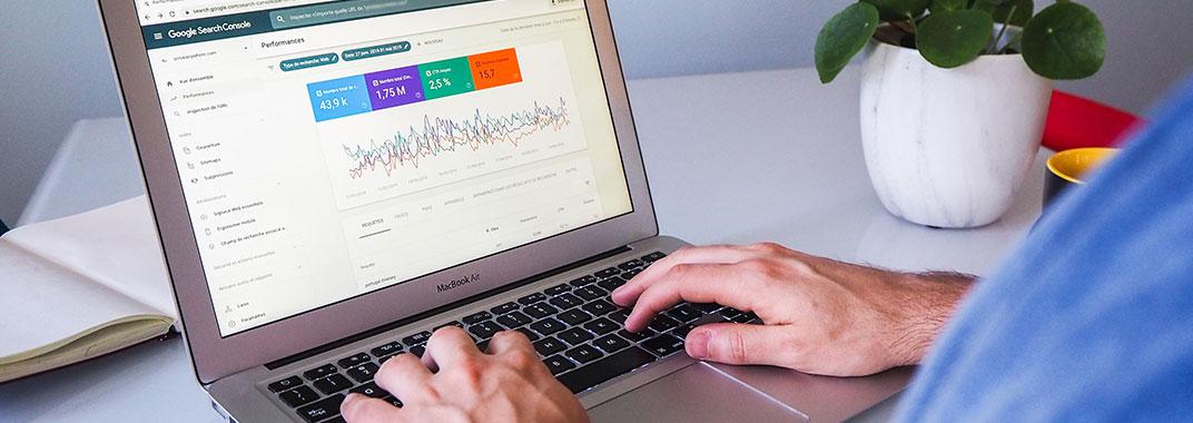 Specjalista SEO sprawdza wyniki w Google Search Console - grafika na bloga.jpg