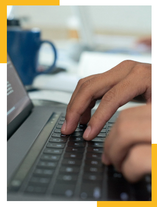 działanie pisanie na klawiaturze laptopa