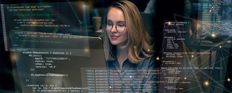 kim-jest-i-czym-sie-zajmuje-front-end-developer.jpg programistka front-end przy pracy