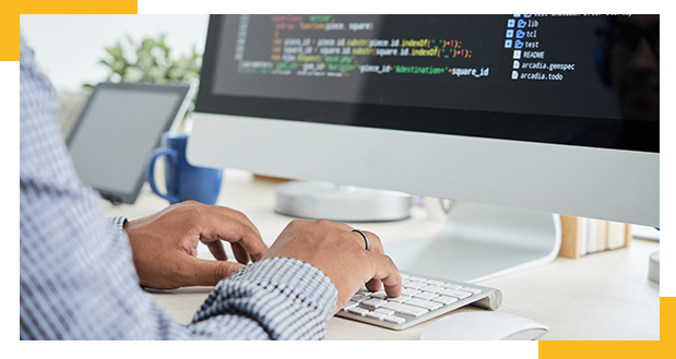 wejdz-do-branzy-it Programista przy pracy