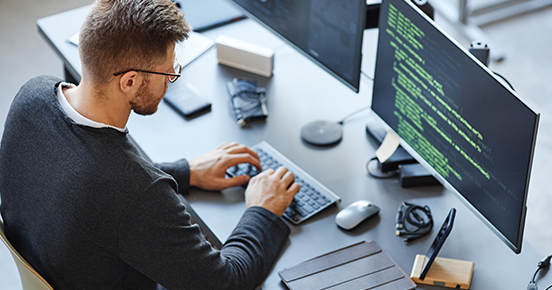 bogata-oferta Uczestnik kursu programistycznego w Coders Lab przy komputerze