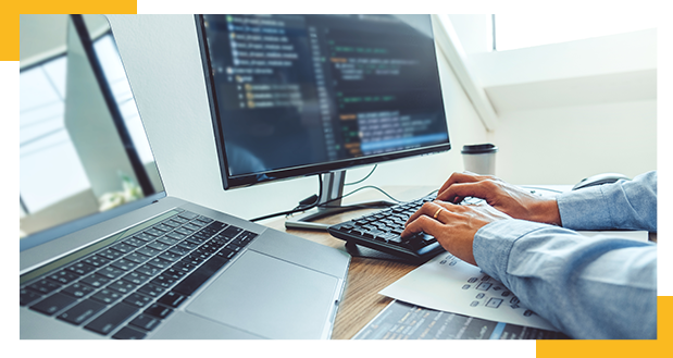 wejdz-do-branzy-it-z-coders-lab Programista po kursie w Coders Lab przy pracy