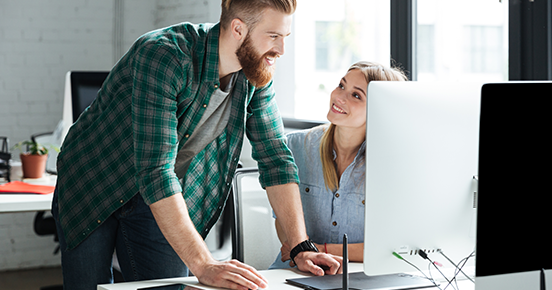 wsparcie-doradcy Mentor pomagający kursantowi na kursie programowania w Coders Lab