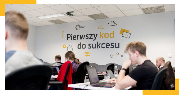 Studenci na zajęciach w szkole programowania Coders Lab