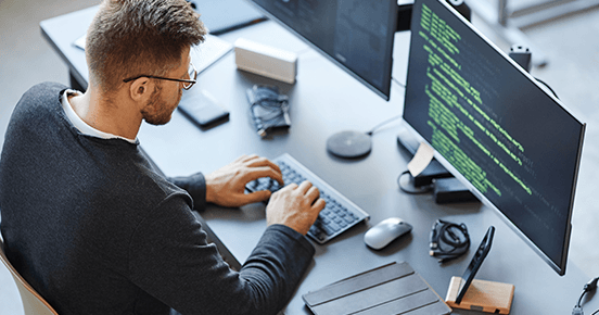 szkolimy-kompetencje-przyszłosci Uczestnik kursu programistycznego w Łodzi przy komputerze